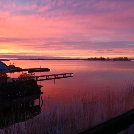 Bed & Breakfast Plassenzicht Logies & Sloepverhuur *