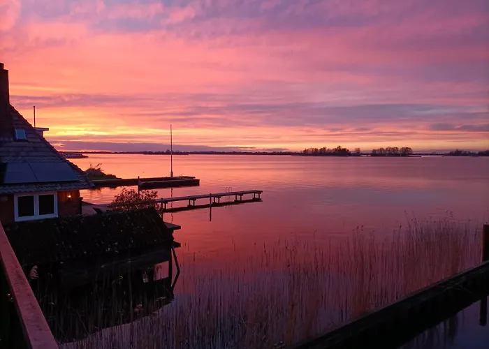 Bed and Breakfast Plassenzicht Logies & Sloepverhuur 4*